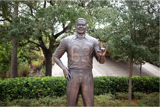 Honoring Lee Roy Selmon: Tampa Bay Icon and Community Champion on His Birthday